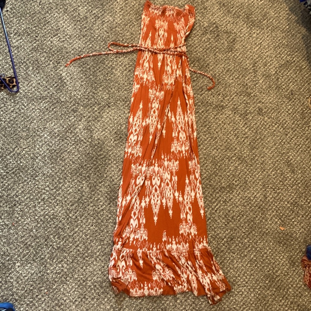 Burnt orange and white pattern strapless maxi with rope belt. SIZE S.